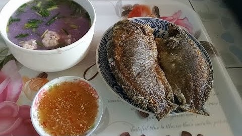 Canh khoai mỡ ăn cùng với cá rô chiên giòn chấm nước mắm rừng quá ngon.