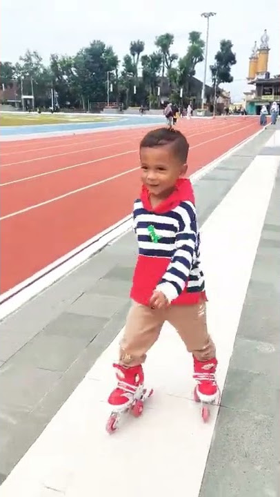BERMAIN SEPATU RODA DI LAPANG MERDEKA SUKABUMI - #shorts #sepaturoda #videoanak