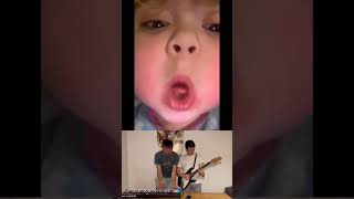 طفل يغني أغنية جيستن بيبر بشكل رهيب.    A child sings Justin Bieber's song terribly.