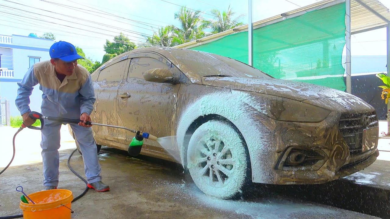 Очистите все грязные детали снаружи автомобиля Hyundai Accent