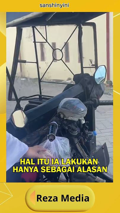 Seorang wanita sengaja membeli bakso untuk nonto pertunjukkan