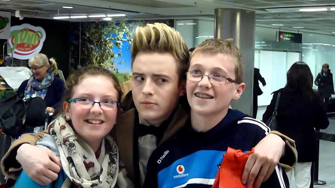 JEDWARD With Fans & Walk To Taxi Rank - Dublin Airport 1/11/13