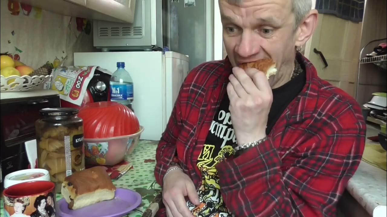 мукбанк булочка с изюмом и сдобная и кофе максим - YouTube