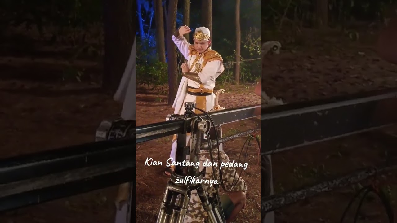 Raden Kian Santang mengeluarkan pedang Zulfikar