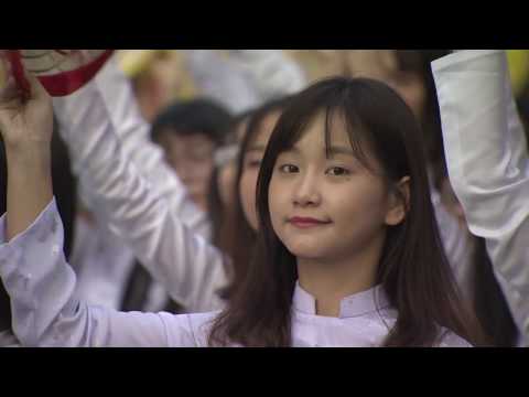 Video 1000 Nữ sinh trong tà áo dài truyền thống | THPT Trưng... - youtube