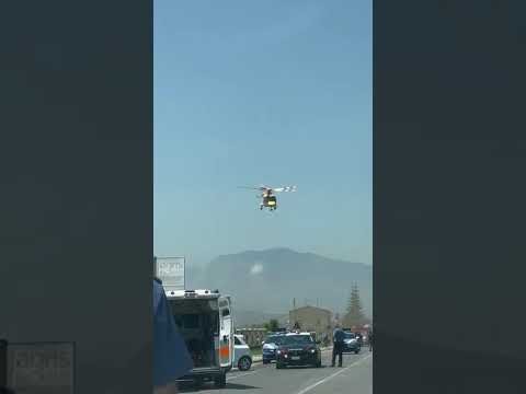Video Moto si schianta contro auto guidata da una ragazza, gravi due giovanissimi: arriva leliambulanza