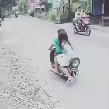 Anak kecil naik vespa