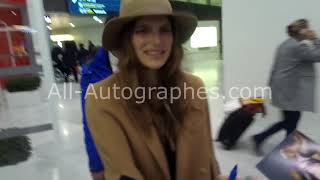 Lake Bell Signig Autographs In Paris Part 1