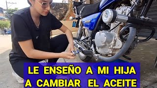 MI HIJA APRENDE A CAMBIAR EL ACEITE DE SU MOTO.