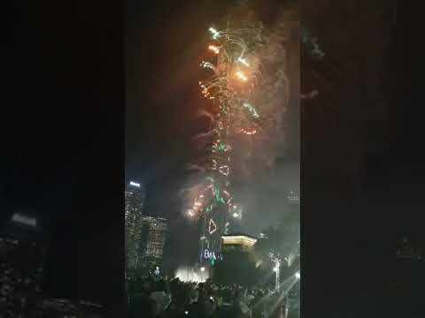 Burj Khalifa fireworks light up the sky, welcome 2020