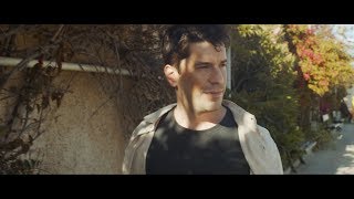 Video thumbnail of "Γιάννης Παπαγεωργίου - Σε Μια Βαλίτσα (Official Music Video)"