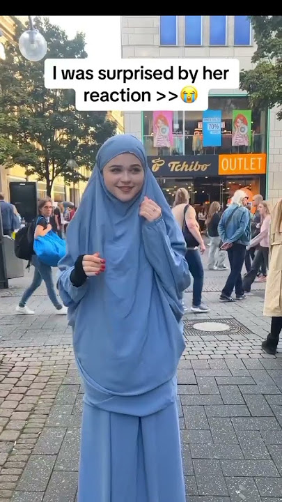 This girl tried hijab for the first time and she loved it! Mashallah she looks beautiful in hijab🤍