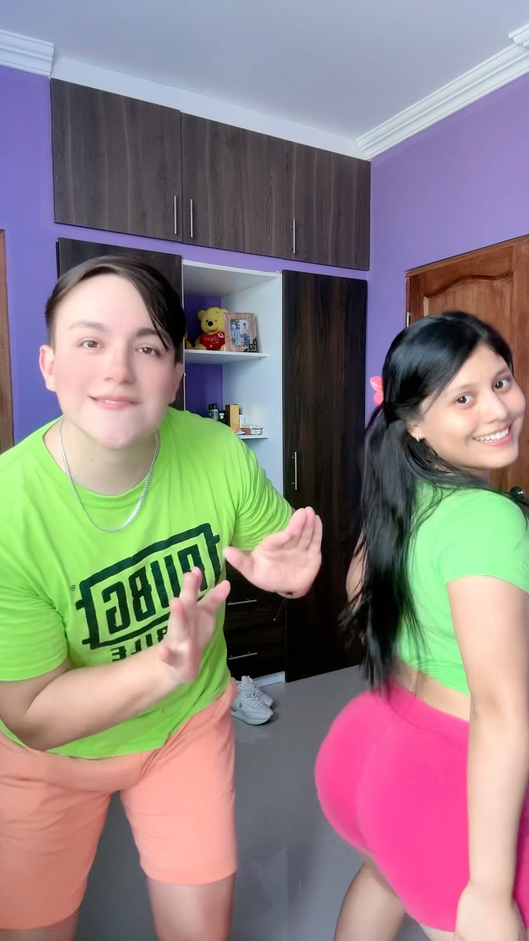 Suco bailando con su Prima Norteña??