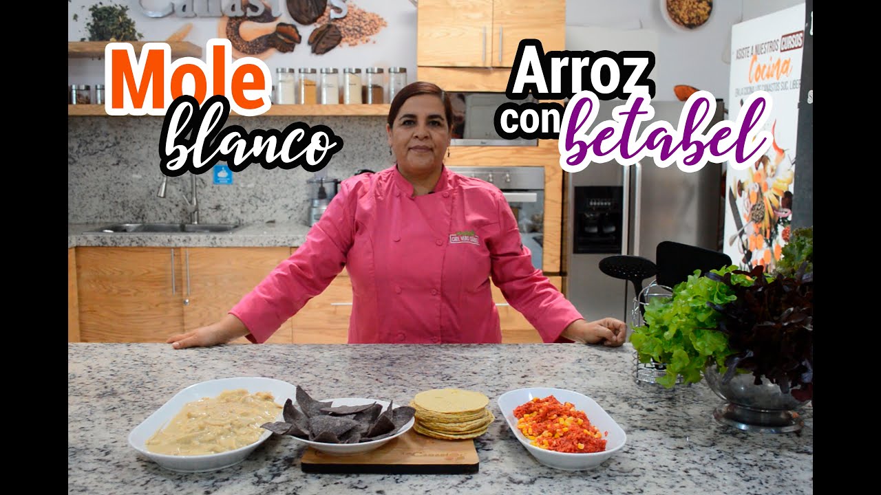 Mole blanco acompañado de arroz con betabel
