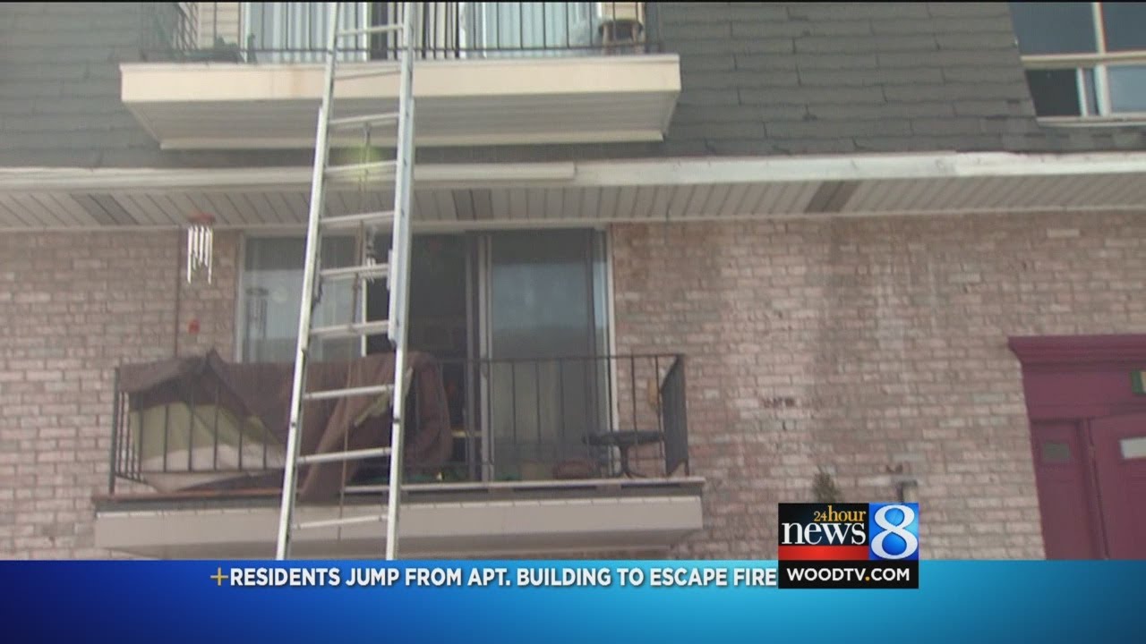 Residents jump from apt. to escape fire - YouTube