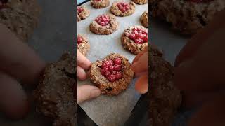 Шоколадное овсяное печенье с абрикосами и смородиной. Рецепт по ссылке в шапке профиля #рецепты