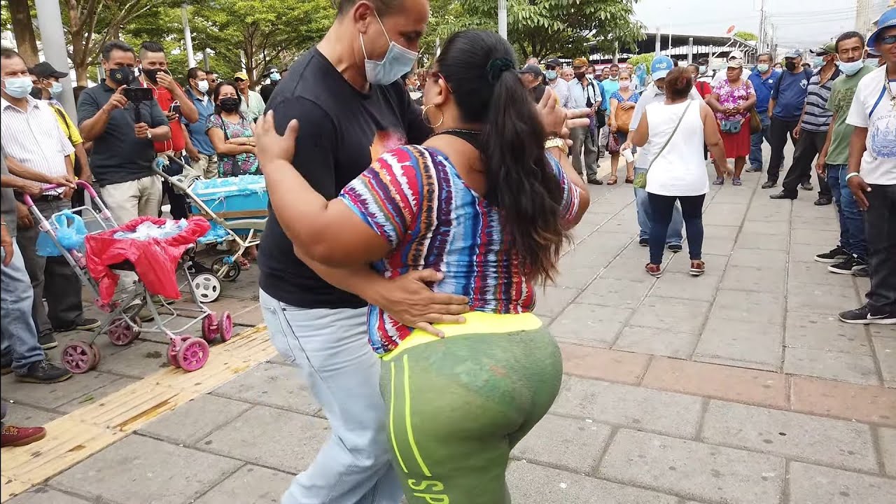 HECTOR EL TURCO ANIMADO POR SUS AMIGOTES  SE ANIMO A BAILAR CON KARINA