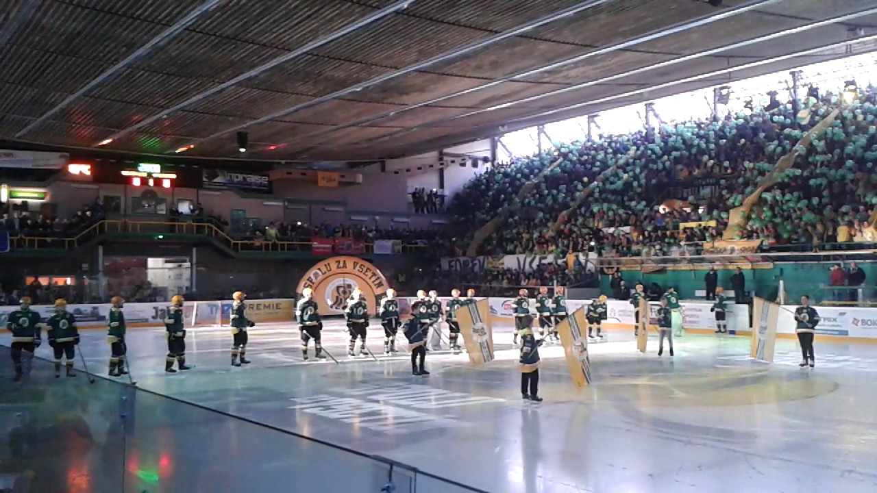 VHK VSETÍN - BK HAVL. BROD, 9.4.2017, KF - nástup, klubová hymna, choreo balónky a igelit. pásy