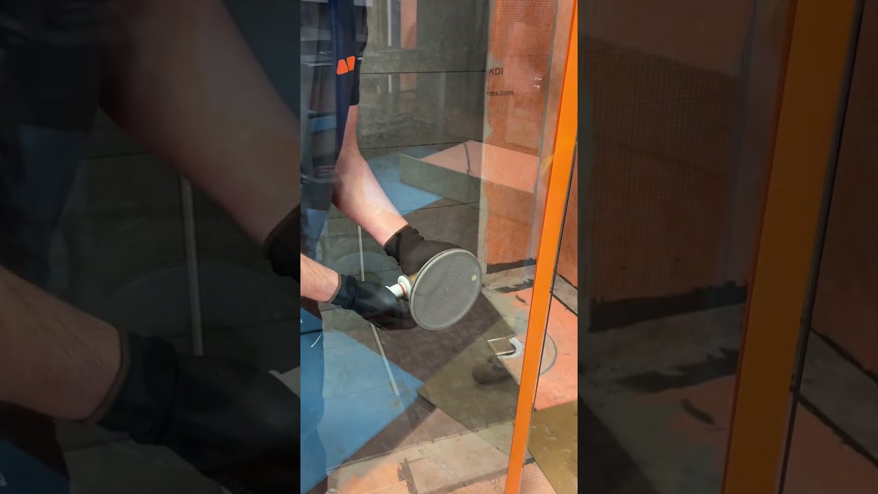 Créez une paroi de douche avec fixation invisible