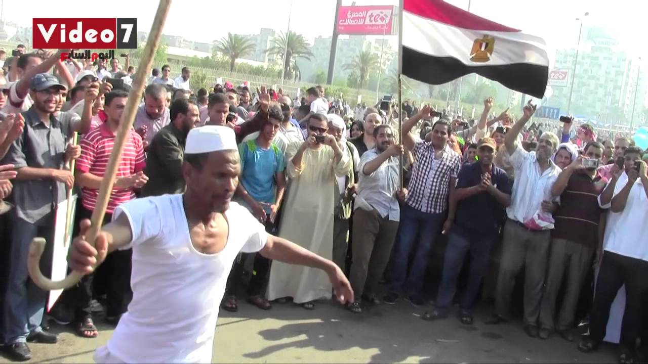 بالفيديو.. «وصلة» رقص بالعصا وعلى «واحدة ونص» فى رابعة العدوية