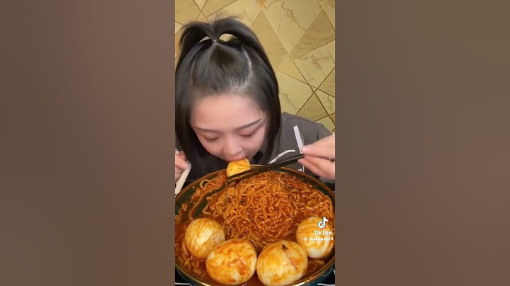 أصوات اكل اندومي كوري حار مع بيض🍜🥚
