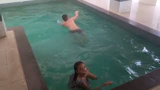 Brincando Na Piscina Com Meu Irmão