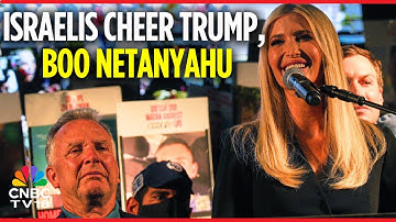 KIJK: Publiek in Tel Aviv juicht Trump toe, boe Netanyahu tijdens gijzelingsbijeenkomst in Tel Av...