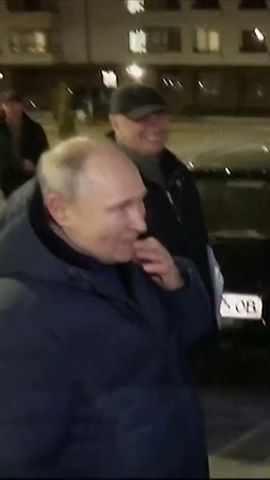 Putin meets 'residents in Mariupol'