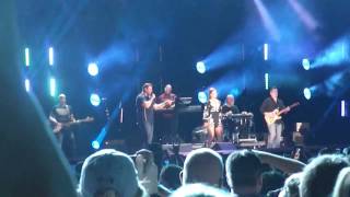 Chris Young w Casadee Pope, "Think of You", CMA Fest 2016