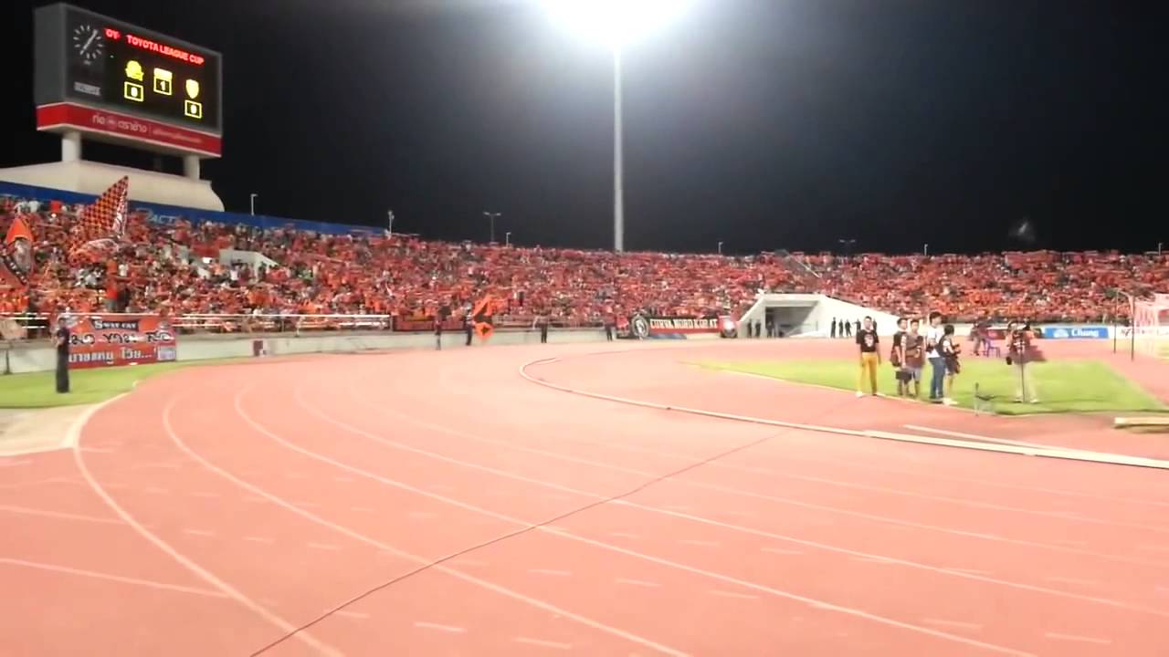 บอลไทยเหนือคำบรรยาย เหล่าสวาทแคทโคราช ร่วมกันร้องเพลงก่อนลงแข่งแบบนี้ทุกนัด ฟังแล้วขนลุก