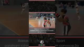 ATLETAS DA BASE DE SANTA CRUZ E SPORT ASSISTEM CONVOCAÇÃO JUNTOS. CENA INUSITADA.