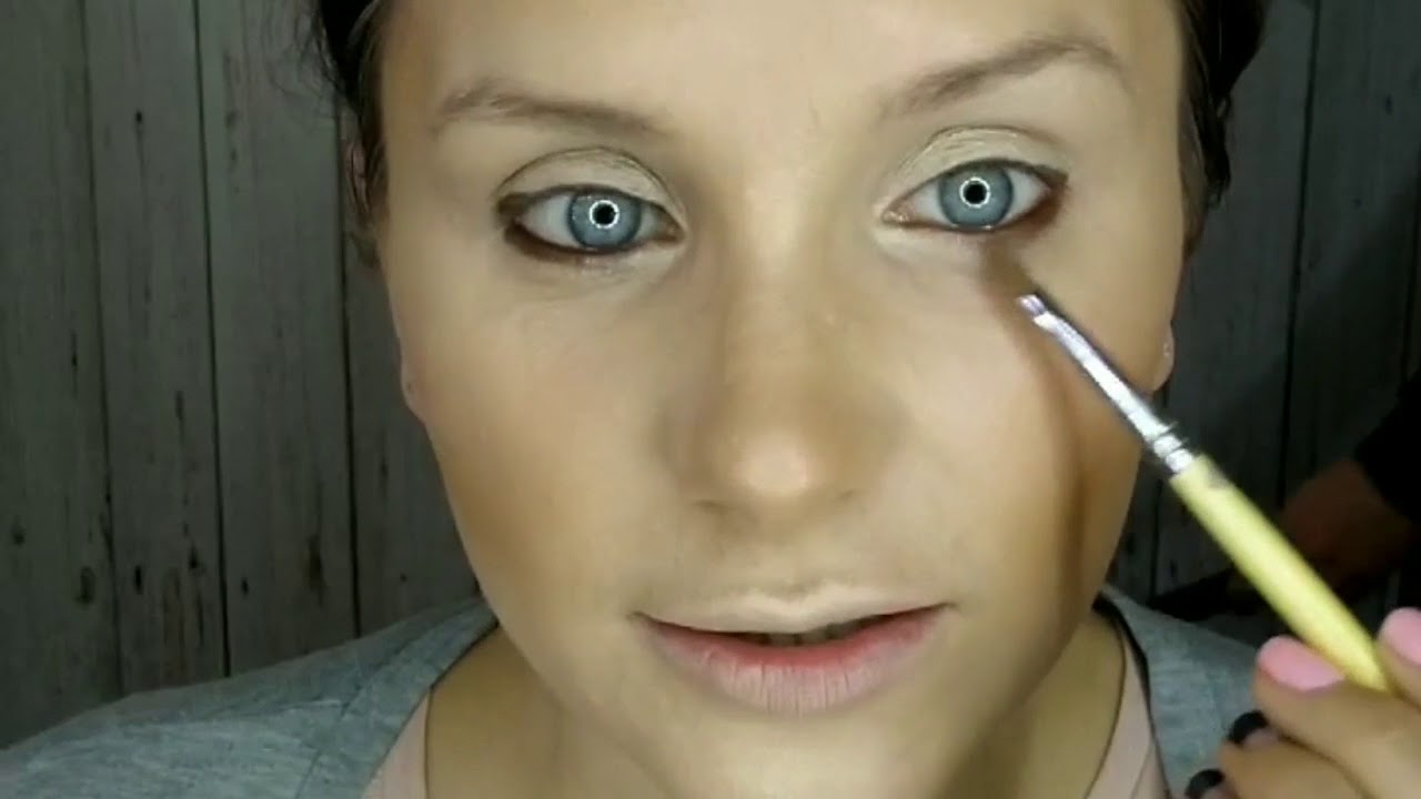 Sexy makeup with pink lips