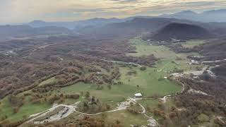 Panoràmica des del Cingle d&#39;Aiats: les pastures i boscanes de roures i faigs als peus