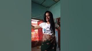 Goyang Pongdut pake kain sarung batik