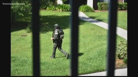 Oakleaf-area condo owner watches Clay County police standoff from porch