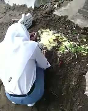 Viral!!!  Cewek menangis ketika di tinggal cowoknya meninggal