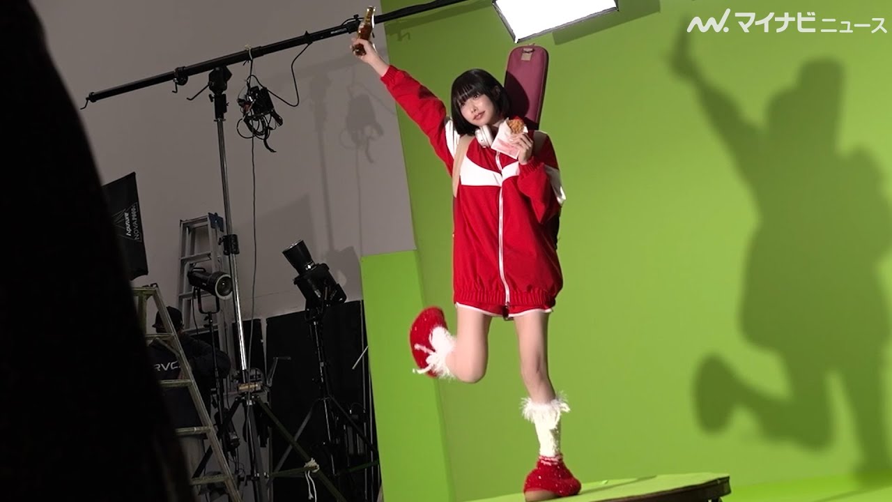 あの、美脚際立つ衣装で中毒性のあるダンス披露！オリジナル楽曲