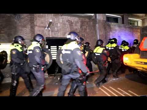 Politie bekogeld met stenen en zwaar vuurwerk bij demonstratie - Amsterdam 07 05 2024