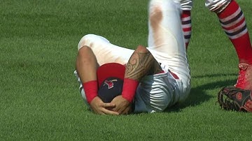 PIT@STL: Wong runs in outfield after hitting his head