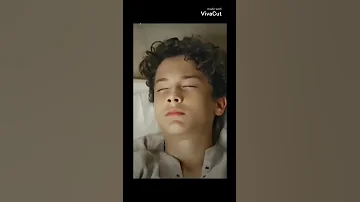إليف تساعد اسكندر يلبس جاكيته 