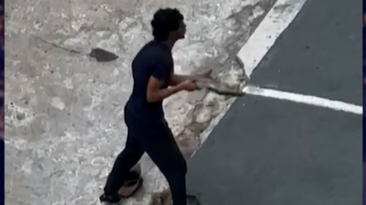 Cuidacoches apedreó camioneta porque no le dieron propina