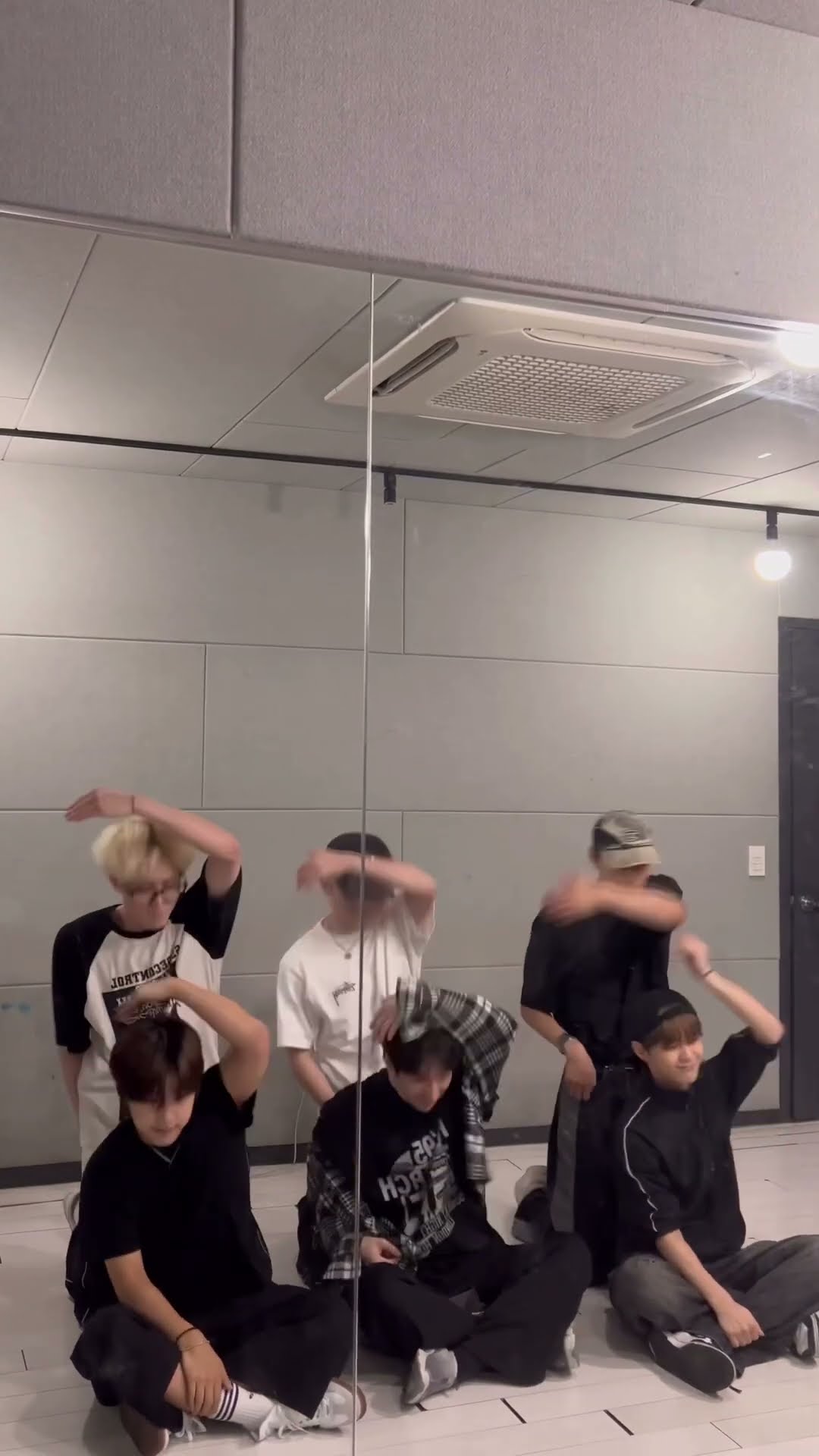 So tell me what save want #엔카이브 #NCHIVE #이안 #하엘 #강산 #유찬 #주영 #엔 #wannabe