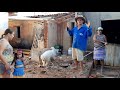 Bastidores: Dona Ducéu lavando roupa, e seu Mané construindo o quarto de Jurema.