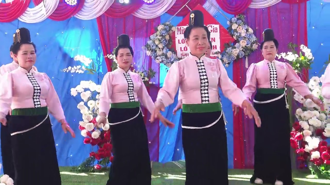 Múa mừng tân gia ac Biên Sinh tại xã nà ớt cũ,do đội văn nghệ từ bản tam Quỳnh chiềng đen 