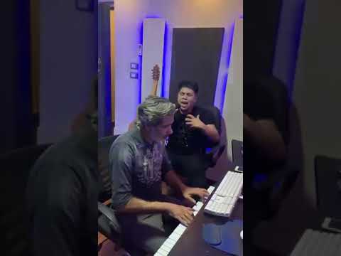 طول عمري انا راسي رفعها لفوق 