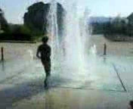 Kevin et Joris, boulards qui vont dans la fontaine!
