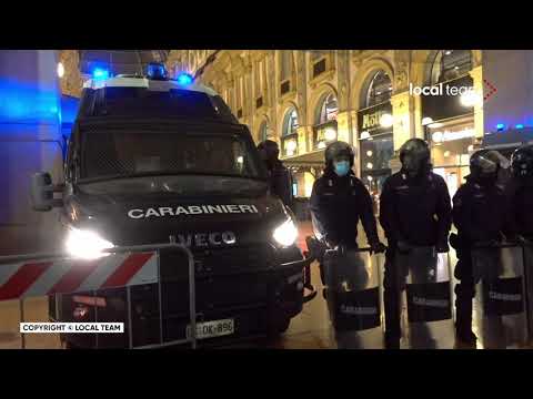 Milano, No Green Pass circondati dalla polizia in Piazza Duomo: diversi fermi