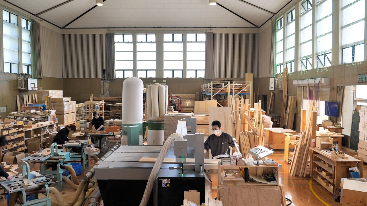 Удивительный процесс изготовления деревянной книжной полки в заброшенной школе