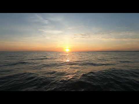 فيديو لمنظر البحر والشمس عند الغروب