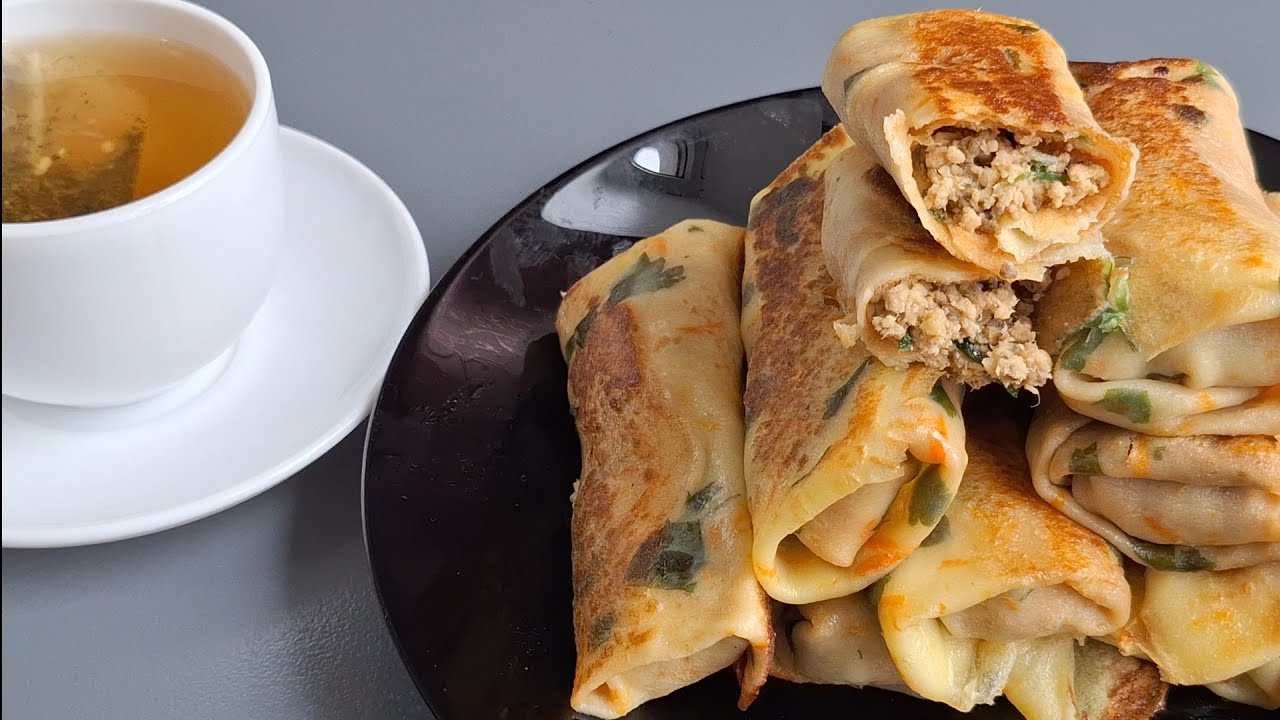 Додайте моркву в тісто і гарячу воду у фарш. Млинці з м'ясом та печінкою  